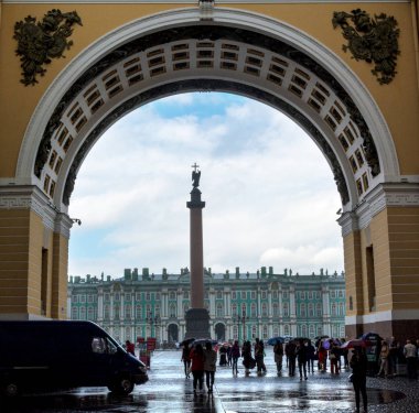 Turist yağmur genel Staf kemerin altında gizleme