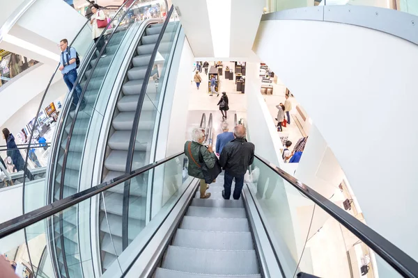 Eskalátor v obchodním centru Galeria Kaufhof, Frankfurt Main — Stock fotografie