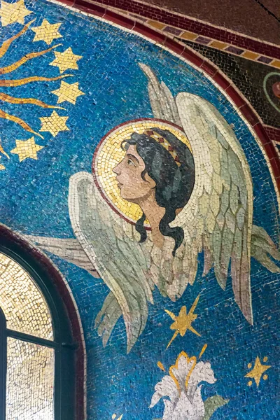 Iglesia del Salvador sobre la Sangre derramada. imagen de ángel en una ventana — Foto de Stock