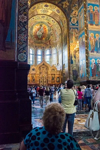 Kirche des Erlösers auf vergossenem Blut. Touristen bewundern die Mosa — Stockfoto