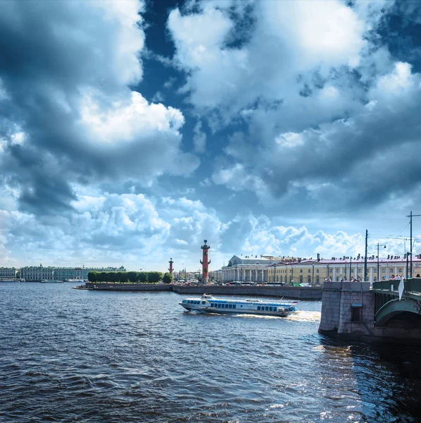 Tráfico ocupado de barcos en el Neva en el contexto de la —  Fotos de Stock