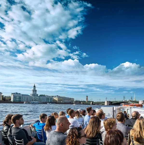 Many tourists enjoy boat trips in St. Petersburg — Stock Photo, Image