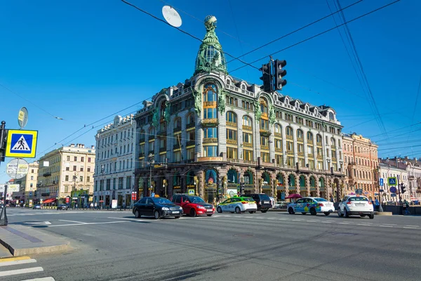 Čelní pohled Zinger Building, Petrohrad, Rusko. — Stock fotografie