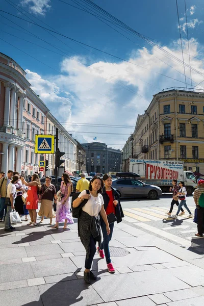 Den mänsklig rörelsen vid korsningen av Petersburg, Ryssland — Stockfoto