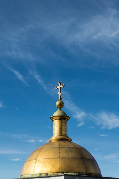 Dôme doré de la cathédrale chrétienne sur un fond de la be — Photo