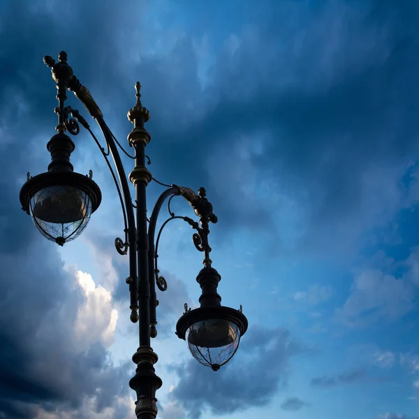 Silueta de una lámpara de calle en el fondo de la hermosa s — Foto de Stock