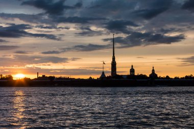Peter ve Paul Katedrali, St. Petersburg, R üzerinde renkli günbatımı