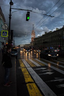 Akşam trafik Nevsky Prospect, St. Peter beyaz gece