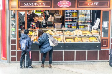 Pastane Hauptbahnhof tren stat içinde Sokak ticaret