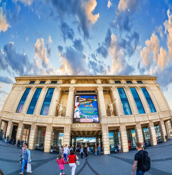 Centro comercial "Galeria" en San Petersburgo, Rusia . — Foto de Stock