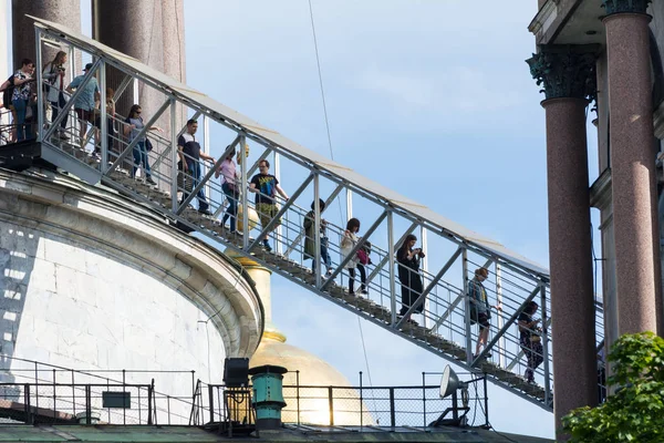 Escalera que conduce a la kollonade de la Catedral de San Isaac en St. — Foto de Stock