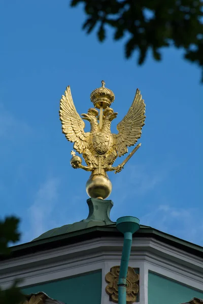 Steenarend driekoppige op het dak van het State Hermitage Mus — Stockfoto