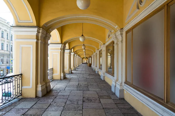 Galeria aberta do segundo andar do Gostiny Dvor, São Petersburgo — Fotografia de Stock