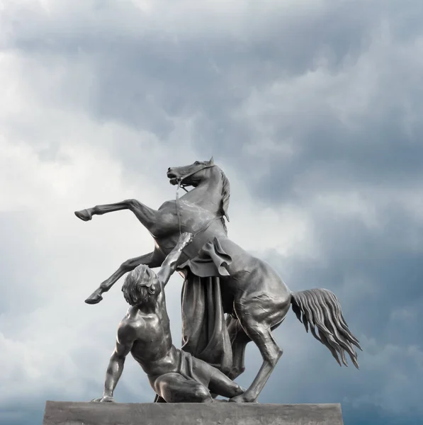 "Koń Tamer ". Rzeźba XIX wieku na Anichkov BRI — Zdjęcie stockowe