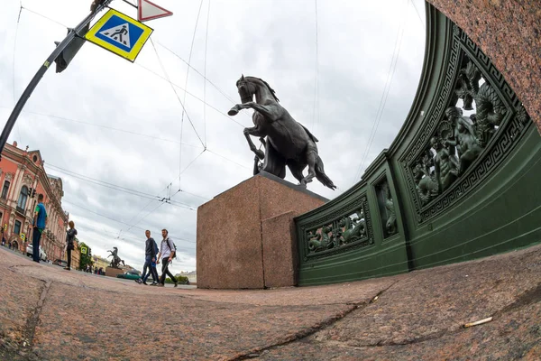 "Horse Tamer ". Skulptur af det 19. århundrede på Anichkov Bri - Stock-foto