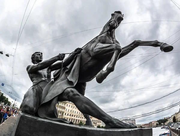 "Horse Tamer ". Skulptur af det 19. århundrede på Anichkov Bri - Stock-foto
