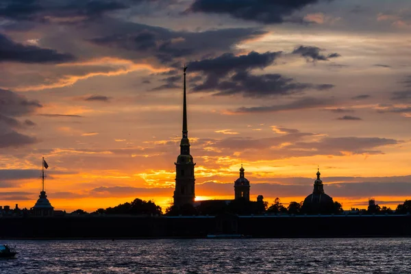 Pôr do sol colorido sobre a Catedral de Pedro e Paulo, São Petersburgo, R — Fotografia de Stock