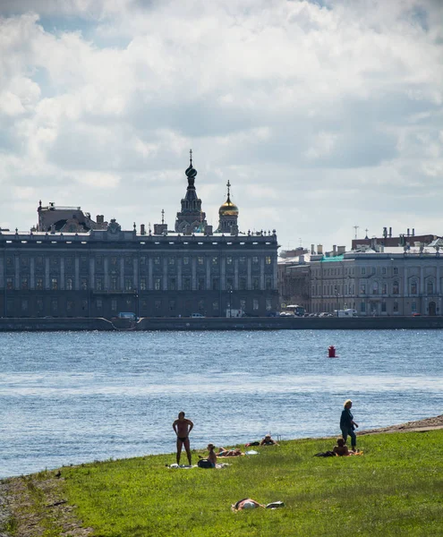 Дикий пляж у Петропавловской крепости в Санкт-Петербурге — стоковое фото