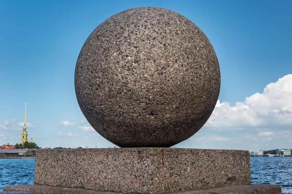 Una vista lontana di Pietro e Paolo Fortezza da dietro il granito — Foto Stock