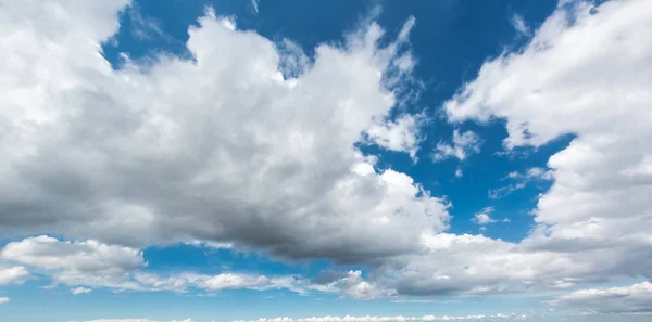 Erleichterung malerische Wolken — Stockfoto