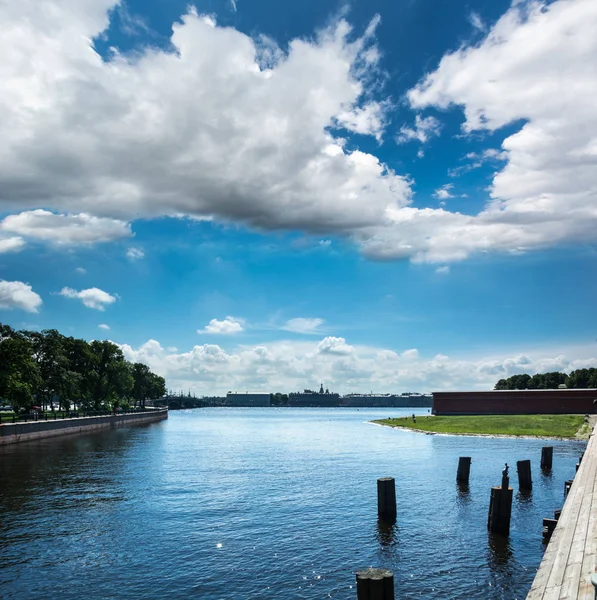 Wild beach near Peter and Paul fortress in St. Petersburg, Russi — Stock Photo, Image