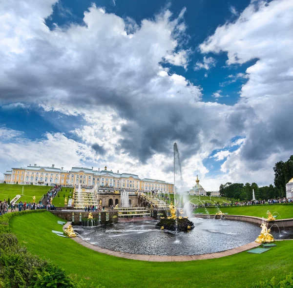 Grand cascade in Pertergof, Saint-Petersburg, Russia — Stock Photo, Image