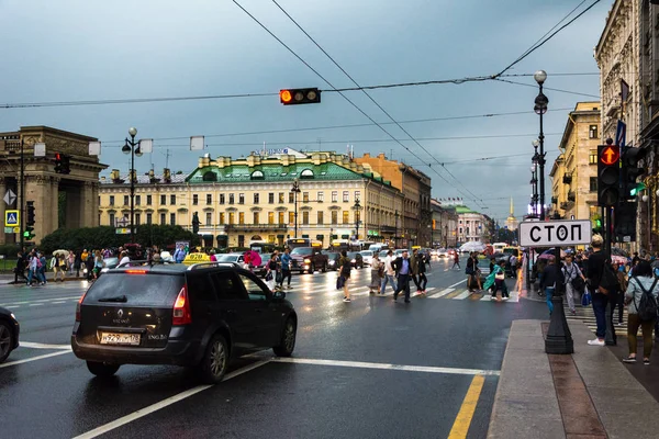 White Night, natt trafik på Nevskij Prospekt — Stockfoto