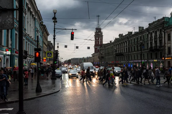 White Night, natt trafik på Nevskij Prospekt — Stockfoto