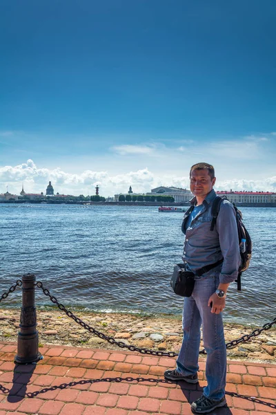 Touristen bewundern die Aussicht auf den Fluss Neva — Stockfoto