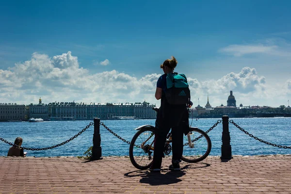 Silhueta de uma menina com uma bicicleta — Fotografia de Stock