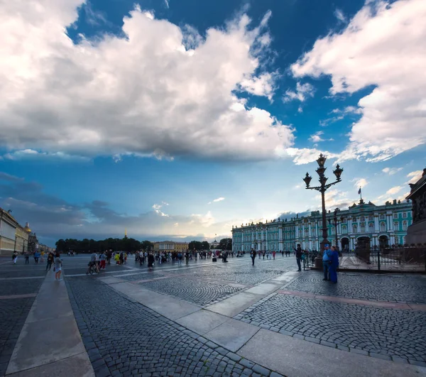 Magische weiße Nacht auf dem Schlossplatz, st. petersburg, russland. — Stockfoto