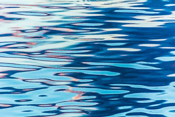Reflectie in water rimpelingen — Stockfoto