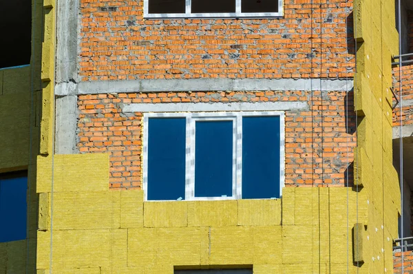 ガラスウール断熱材および石膏の外壁に関する作業 — ストック写真