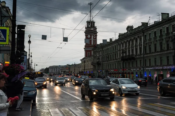 Білі ночі, ночі трафіку на Невському проспекті — стокове фото