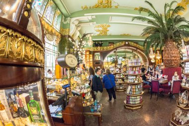 Yeliseev'ın yemek salonunun iç. Yeliseyev'den bakkal malzemeleri