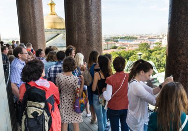 St. Petersburg üst colonnad üzerinde turist manzarayı