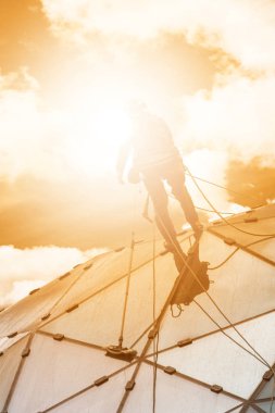 tırmanıcı bir gökdelenin üzerinde