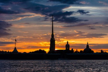 Peter ve Paul Katedrali, St. Petersburg, R üzerinde renkli günbatımı
