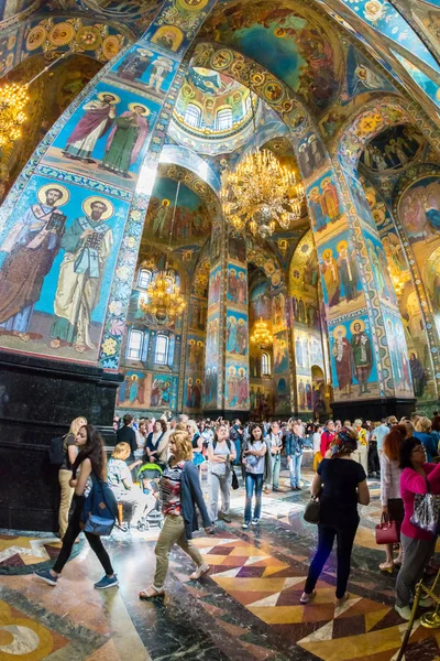 Kirche des Erlösers auf vergossenem Blut. Zahlreiche Touristen bewundern — Stockfoto