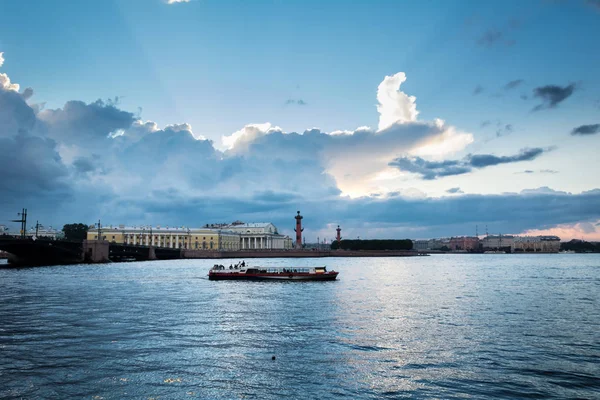 Bílé noci na Něvu, rekreační člun a rostrální sloupce — Stock fotografie