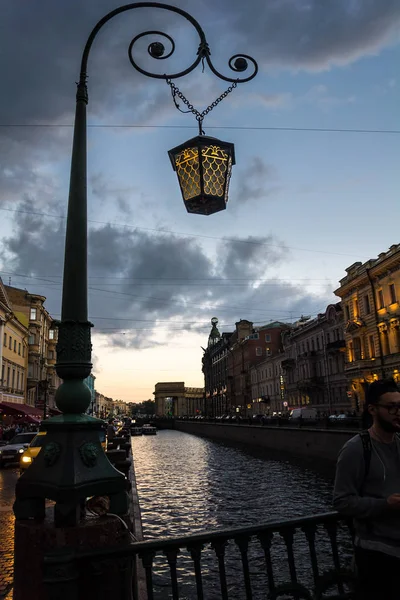 Силует вуличної лампи на тлі красивого с — стокове фото