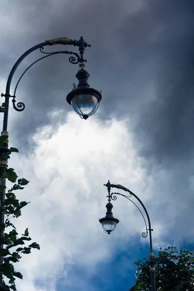 Silueta de una lámpara de calle en el fondo de la hermosa s — Foto de Stock