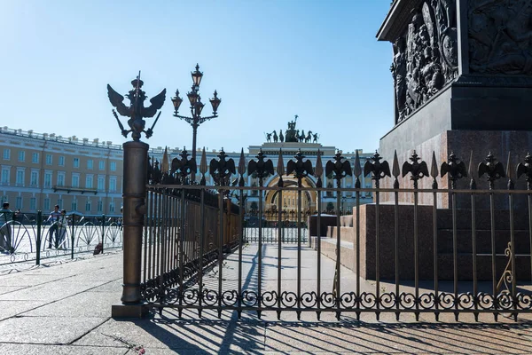 Estado de Bronze águia de duas cabeças sobre a cerca do Alexander Colu — Fotografia de Stock