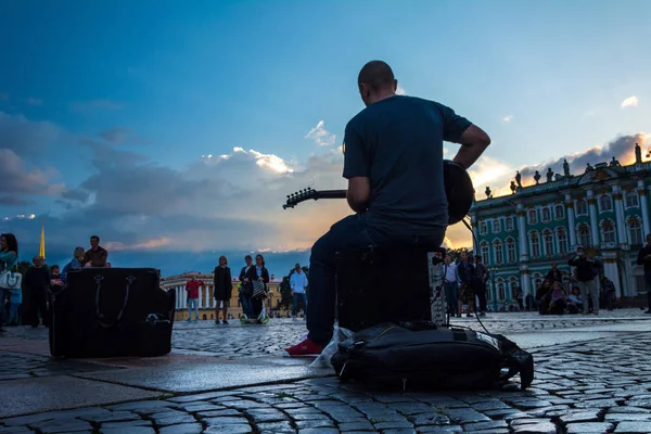 La gente disfruta del arte del músico callejero en la Plaza del Palacio, St — Foto de Stock