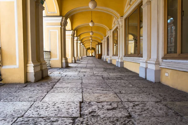 Offene galerie im zweiten stock des gostiny dvor, st. petersburg — Stockfoto