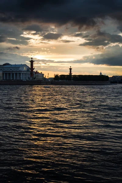 Old Saint Petersburg Stock Exchange and Rostral Columns at Neva — Stock Photo, Image