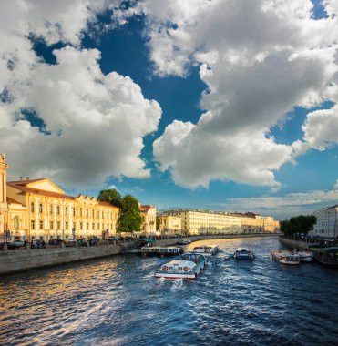 Fontanka Nehri, St. Petersburg, Rus üzerinde teknelerin yoğun trafik