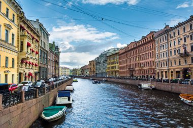 Ağır tekne trafiği, St. Petersbur ile pitoresk gezinti