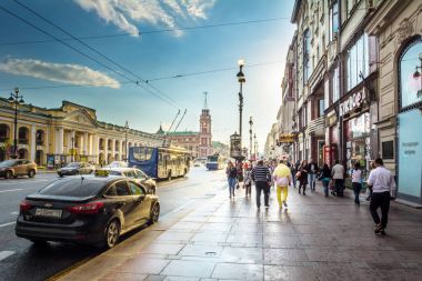 Akşam trafik Nevsky Prospect, St. Peter beyaz gece