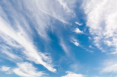 Beyaz kabarık bulutlar